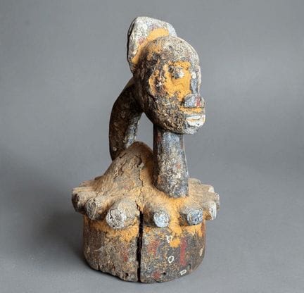 ELEMENT DE POTEAU (?) A FIGURE ANTHROPOMORPHE - NI