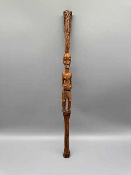 CANNE A FIGURE FEMININE 
Bois clair. décor incisé.
