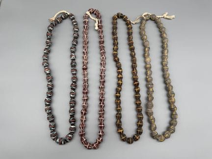 LOTE DE 4 COLLARES DE PERLAS DE VIDRIO, GHANA 
Per