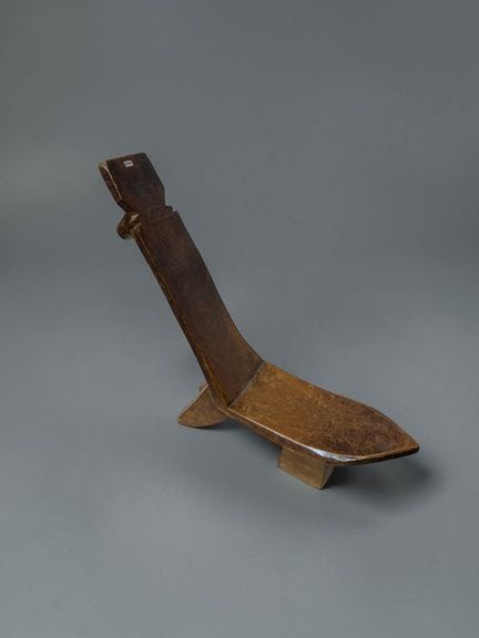 STUHL MIT GEOMETRISCHER FORM – Burkina Faso – Lobi