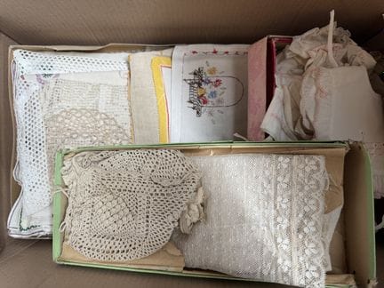 婴儿、玩偶及桌布纺织品套装
因年代久远，存在泛黄、轻微破损及磨损痕迹。

内部编号：CLN40