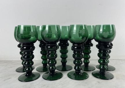 一套九个 Römer 绿色酒杯，德国，20 世纪早期
莱茵河地区传统的绿色玻璃吹制酒杯，高脚杯上镌刻