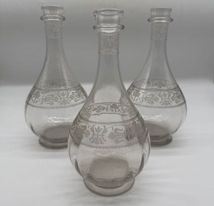 巴卡拉（BACCARAT） “夏布利”（CHABLIS）系列 法国
一套三只吹制水晶酒壶，属于“夏布