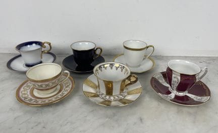 Juego de seis tazas y platillos en diversas porcel