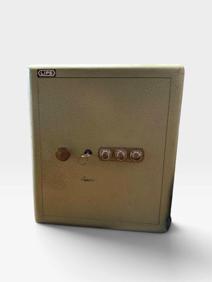保险箱 - LIPS - 实用型
密码盘和钥匙齐全。内部配有两层搁板。
尺寸：44.5 x 35 x