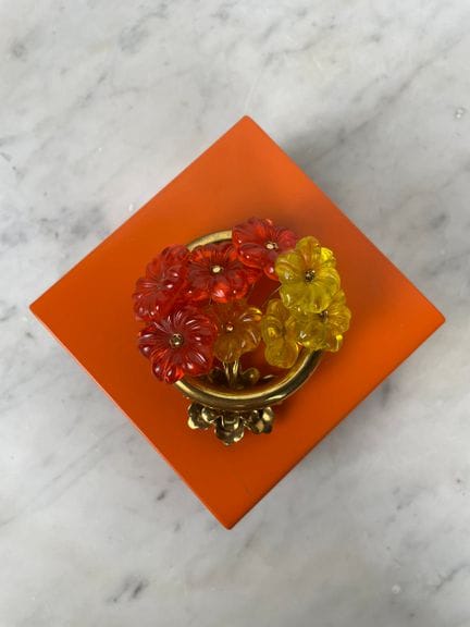 Circular gilded metal brooch with bouquet of flowe