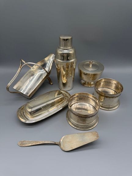 Juego de menaje de mesa de metal plateado.
Varias 