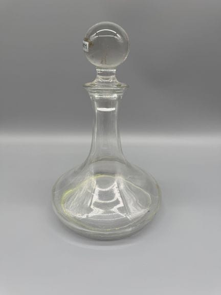 玻璃酒壶——带塞款式
透明玻璃酒壶，呈栏杆柱形，壶身宽大，壶颈修长，配有玻璃球形塞。
尺寸：高 27