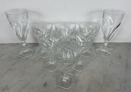 归于 Val Saint-Lambert - 一套水晶杯：六个有柄玻璃杯（高 11 厘米）和两个高脚