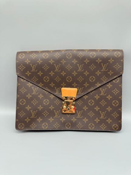 LOUIS VUITTON   MALETÍN «SENATEUR» 
Maletín de lon