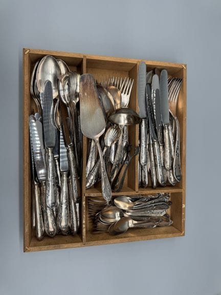 Importante utensilio de cocina de metal plateado, 