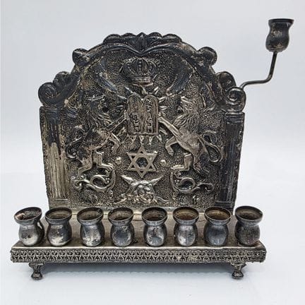 Menorá antigua de plata de temática judaica con mo