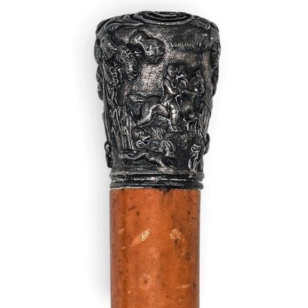 古董银錾刻与木质手杖，19世纪末至20世纪初。艺术家/设计师/制造商：不详  标记；备注： 字母缩写