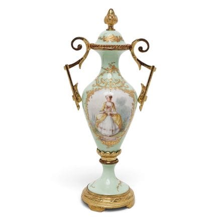 Antike französische Porzellan-Urne mit Ormolu-Verk