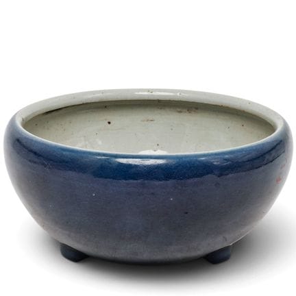 19世纪中国古董蓝釉带足碗，中国。艺术家/设计师/制造商：不详。 标记：无。 材质：蓝釉瓷。  编目