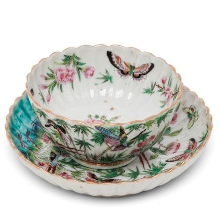 (2 pièces) Tasse et soucoupe lobées en porcelaine 