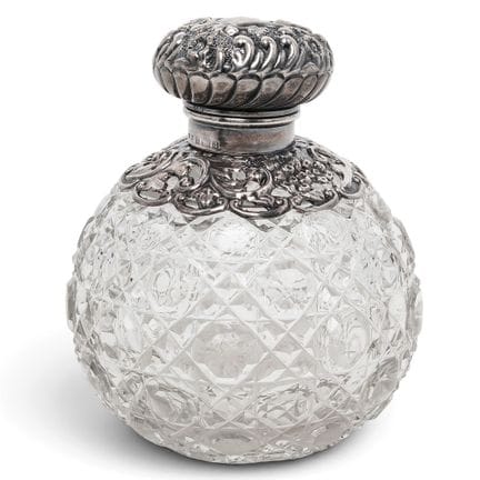 亚瑟·威尔莫尔·彭宁顿 切割水晶与纯银香水瓶，约1903年，英国艺术家/设计师/制造商：亚瑟·威尔莫