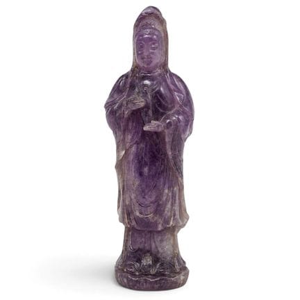 中国雕花紫水晶观音雕像，20世纪中叶，中国。艺术家/设计师/制造商：不详。标记：无。  材质：雕刻紫