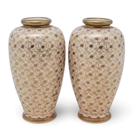 Paar japanischer Satsuma-Vasen mit „Tausend-Blumen