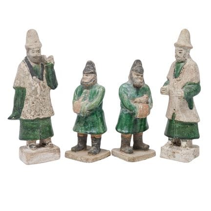 中国明代三彩陶仆雕像，18世纪（可能更早），中国。艺术家/设计师/制造商：不详。标记：无。材质：陶土
