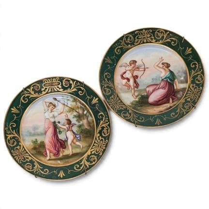 Paar Porzellanteller von Royal Vienna „Amor als Si