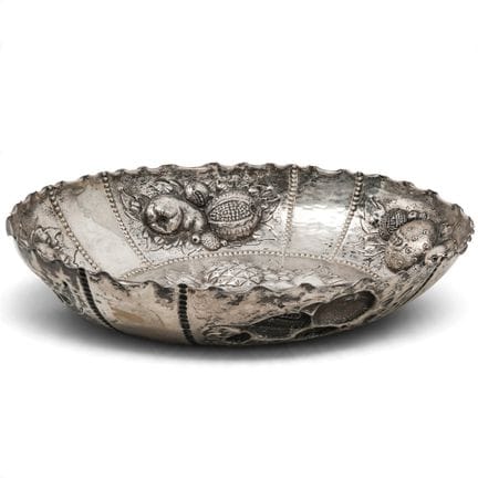 Antike Obstschale aus 800er Silber mit Repoussé-Ve