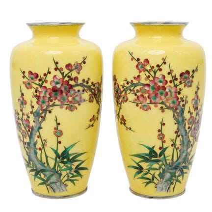 Paar japanischer Cloisonné-Vasen mit gelbem Emaill