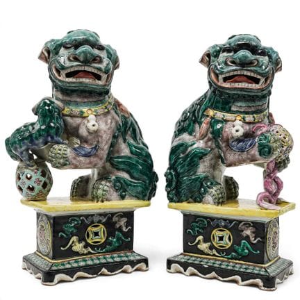 Paar chinesischer „Foo Dogs“ aus „Famille Verte“-P
