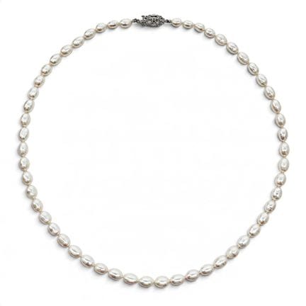 Collier à rangée de perles avec fermoir en or blan