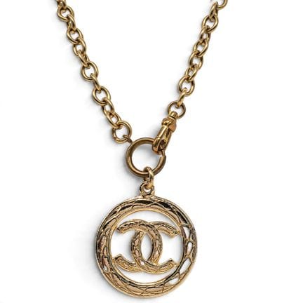 Collier Chanel fantaisie avec grand pendentif CC d