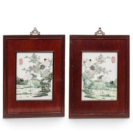 Paire de plaques chinoises en porcelaine « Famille