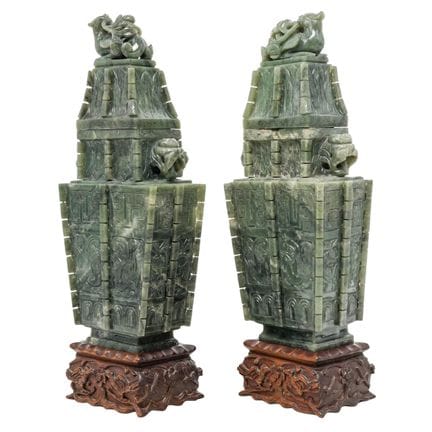Paire d’urnes rituelles chinoises en jade sculpté,