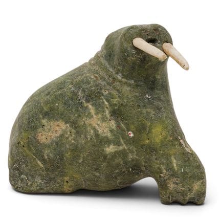 Scultura di tricheco in giada e osso intagliati da
