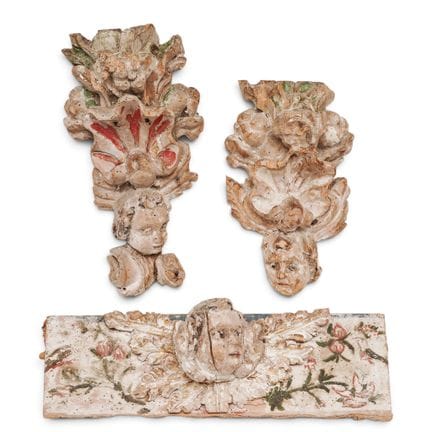 Fragments architecturaux anciens en bois polychrom
