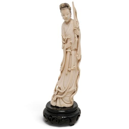 Figurine chinoise sculptée représentant une jeune 