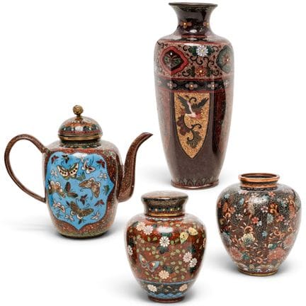 (4 pièces) Vases, pot et théière japonais en clois