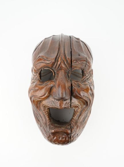 Maschera teatrale "No" in legno intagliato raffigu