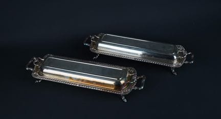 Set of two English silver-plated cake plates with 