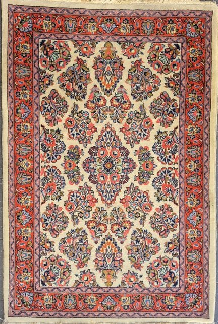 PERSIEN
Wollteppich mit Blumenmuster auf beigem Hi