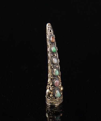 CINA
Parachiodi in argento repoussé traforato 800°