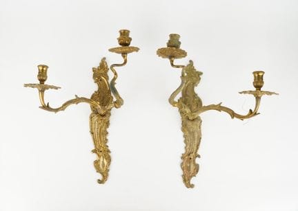 Ein Paar Wandleuchten aus ziselierter und goldlack