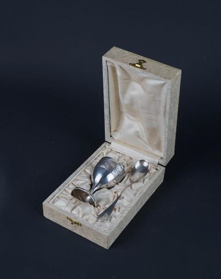 Egg cup and spoon in 950°/00 silver, decorated wit