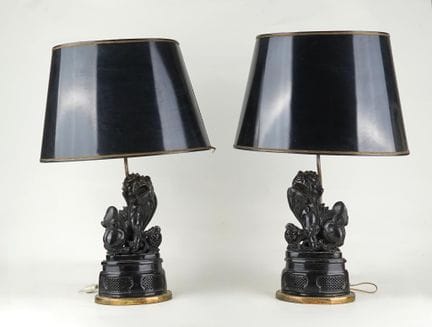Ein Paar Lampen, die zwei Hartsteinsubjekte halten