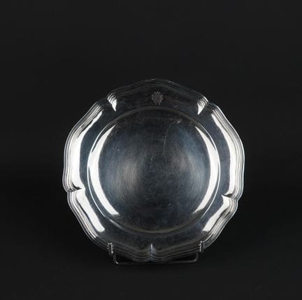 Round 950°/00 silver plate with a scalloped edge a