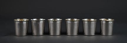 Set of 6 liqueur cups in 950°/00 silver,
ribbing o