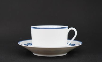 爱马仕
“锚链”系列瓷杯及杯托
带有签名
杯托直径：17.5 厘米
杯高：6.8 厘米 杯口直径：1