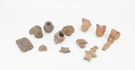 Lotto di undici oggetti frammentati in terracotta: