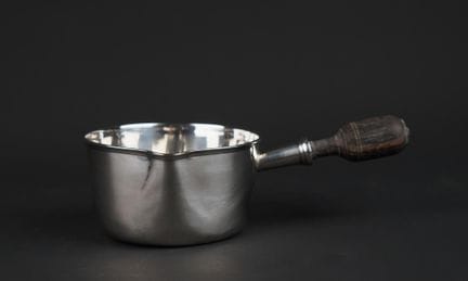 950°/00 silver saucepan, missing turned wooden han