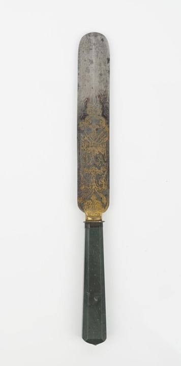 Tagliacarte russo in metallo riccamente cesellato 