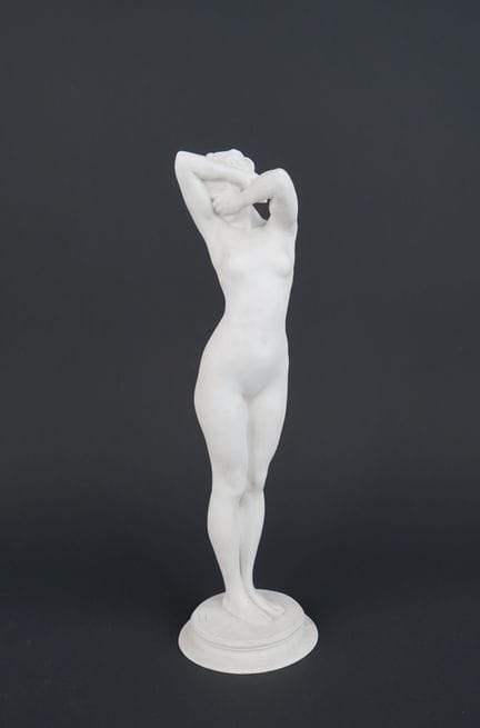 西奥多·里维耶（1857-1912）与塞夫勒国家瓷器厂
《弗里涅》
素烧瓷雕像，底座处有签名
刻有“